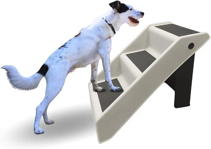 Escada dobrável Chalesco Dog Jump com três degraus antiderrapantes, vista de perfil