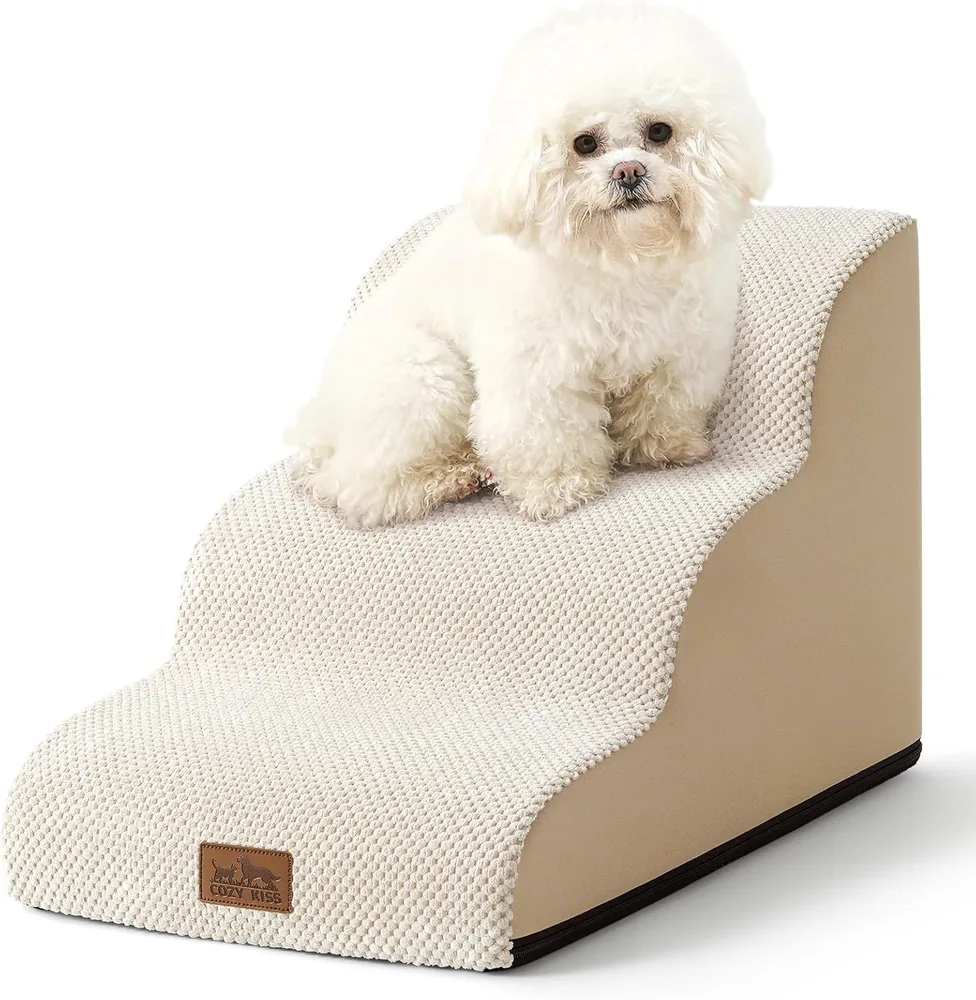 Escada COZY KISS de espuma bege com três degraus curvos e um cão branco sentado no topo