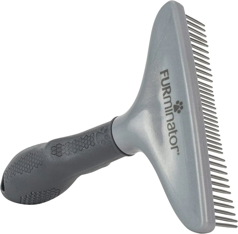 Escova FURminator cinza com fileira de dentes metálicos e cabo ergonômico