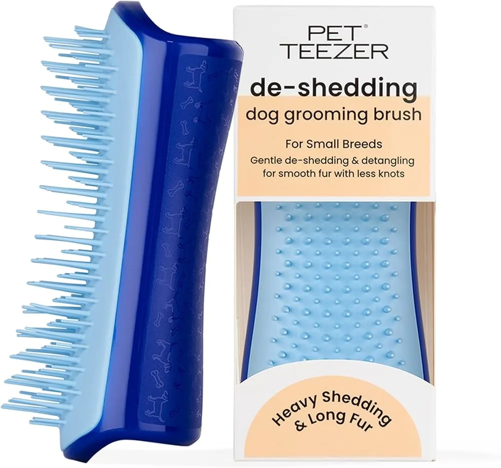Escova Pet Teezer Small De-Shedding azul-marinho com pinos azul-claro ao lado da embalagem